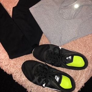 size 8 Nike tennis shoes